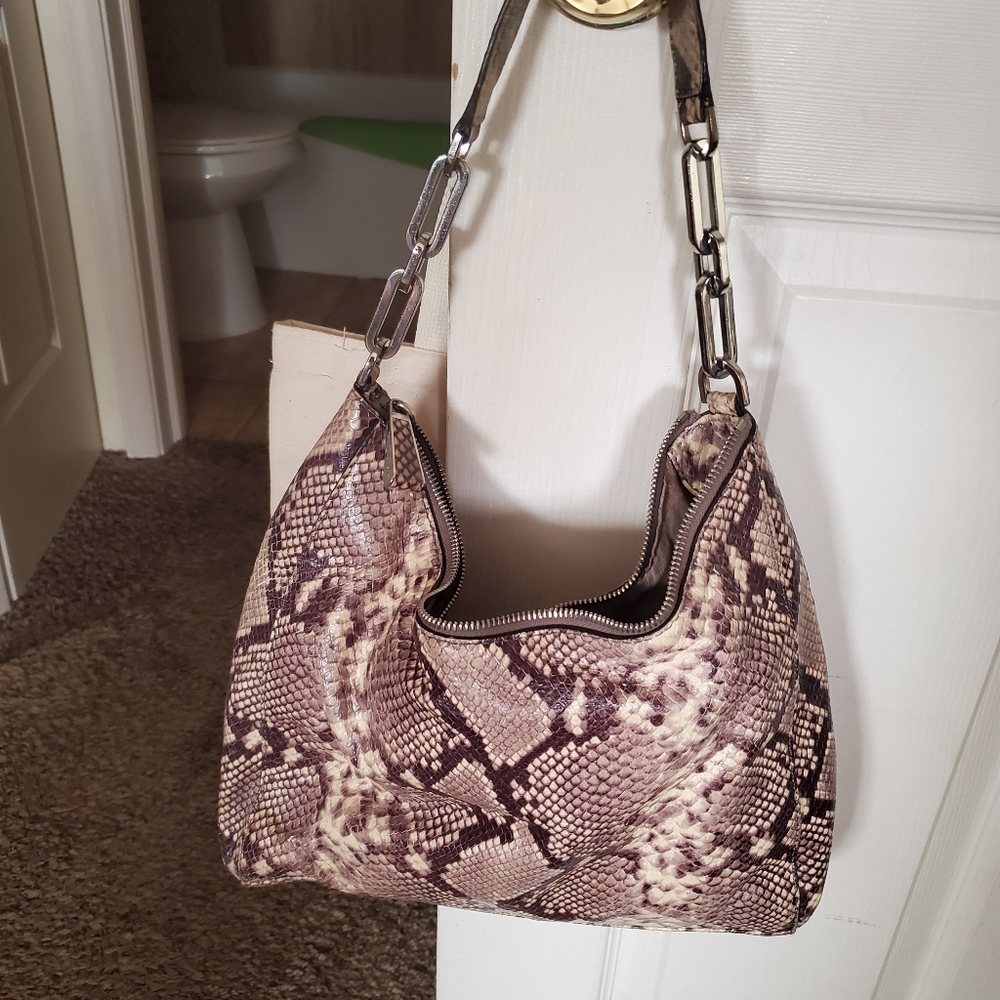 A purse - Picture 2 of 4